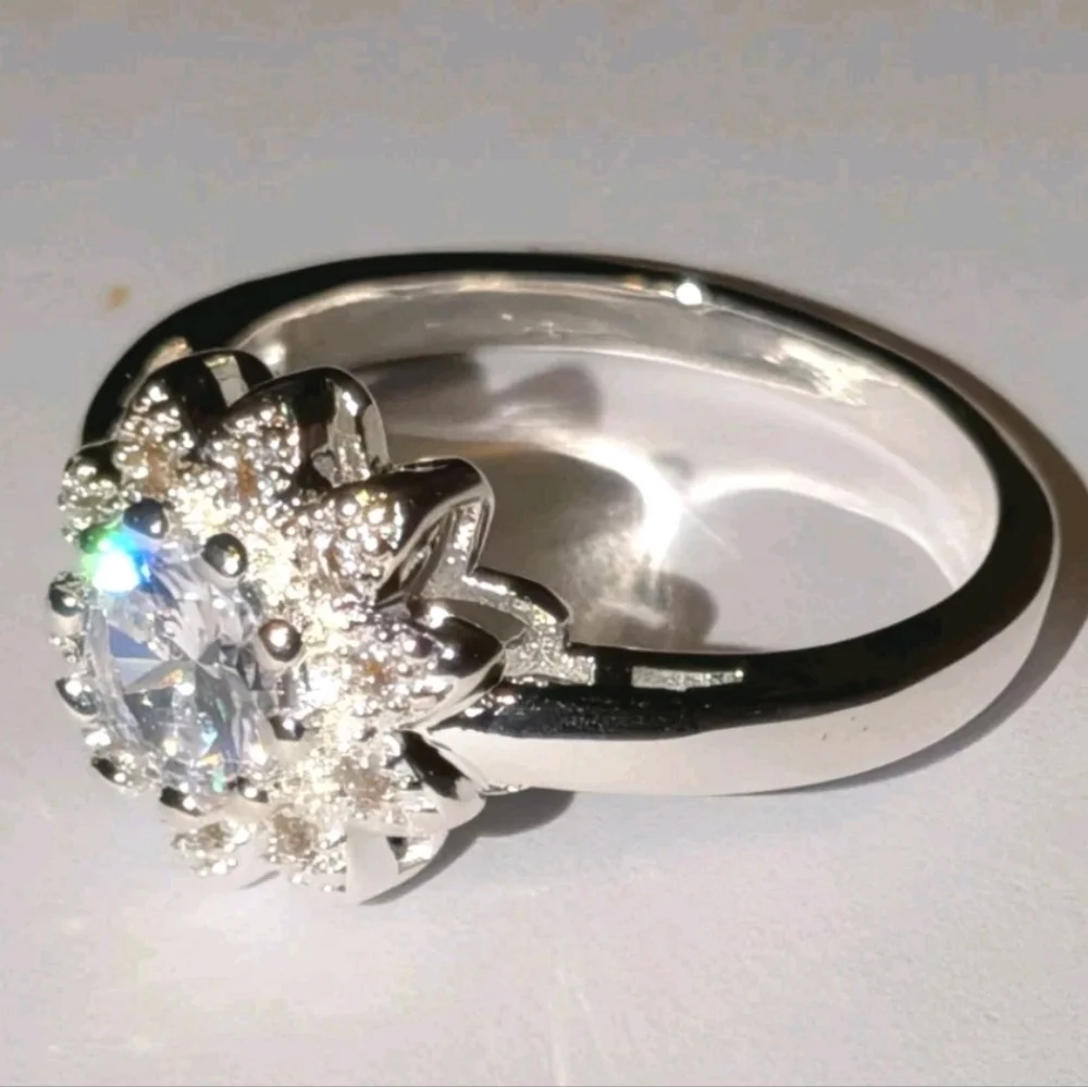 Elegant 925 Sterling Silver Floral Ring Sz 8